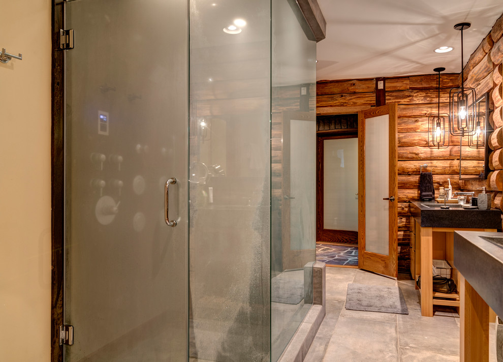 Foto de cuarto de baño principal rural grande con armarios abiertos, puertas de armario marrones, paredes beige, lavabo integrado, suelo gris y ducha con puerta con bisagras