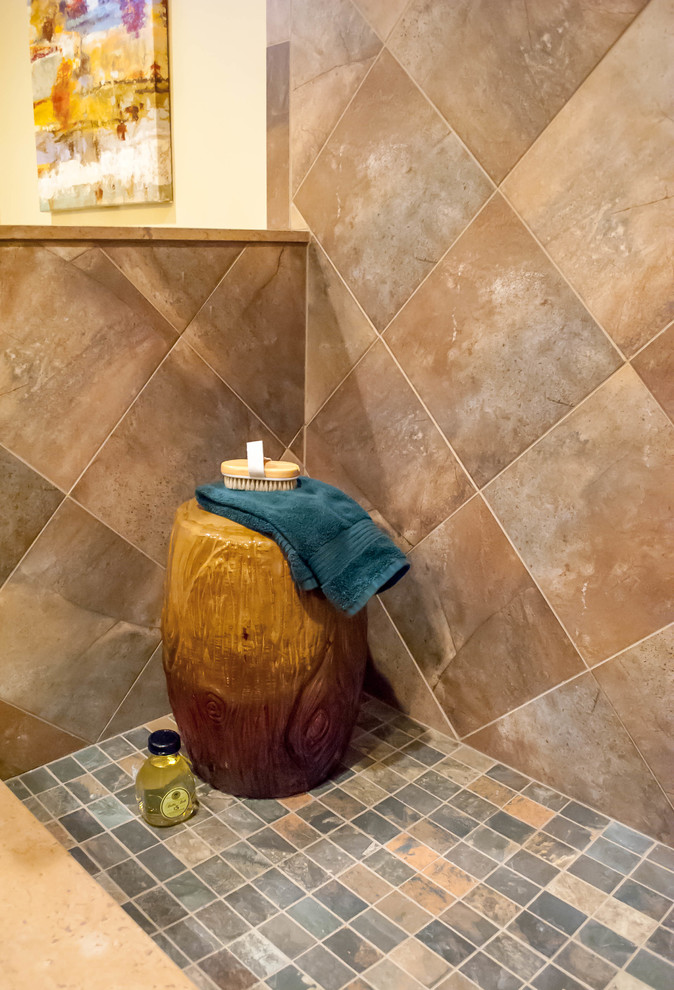 Idee per una stanza da bagno padronale stile rurale di medie dimensioni con lavabo integrato, ante con bugna sagomata, ante con finitura invecchiata, top in cemento, doccia aperta, WC monopezzo, piastrelle beige, piastrelle in gres porcellanato, pareti gialle e pavimento con piastrelle in ceramica