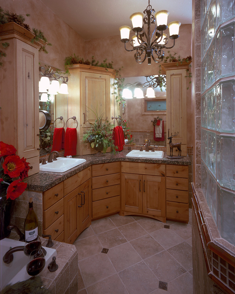 Aménagement d'une grande douche en alcôve principale montagne en bois vieilli avec un lavabo posé, un placard avec porte à panneau surélevé, un plan de toilette en granite, une baignoire posée, un mur beige et un carrelage beige.