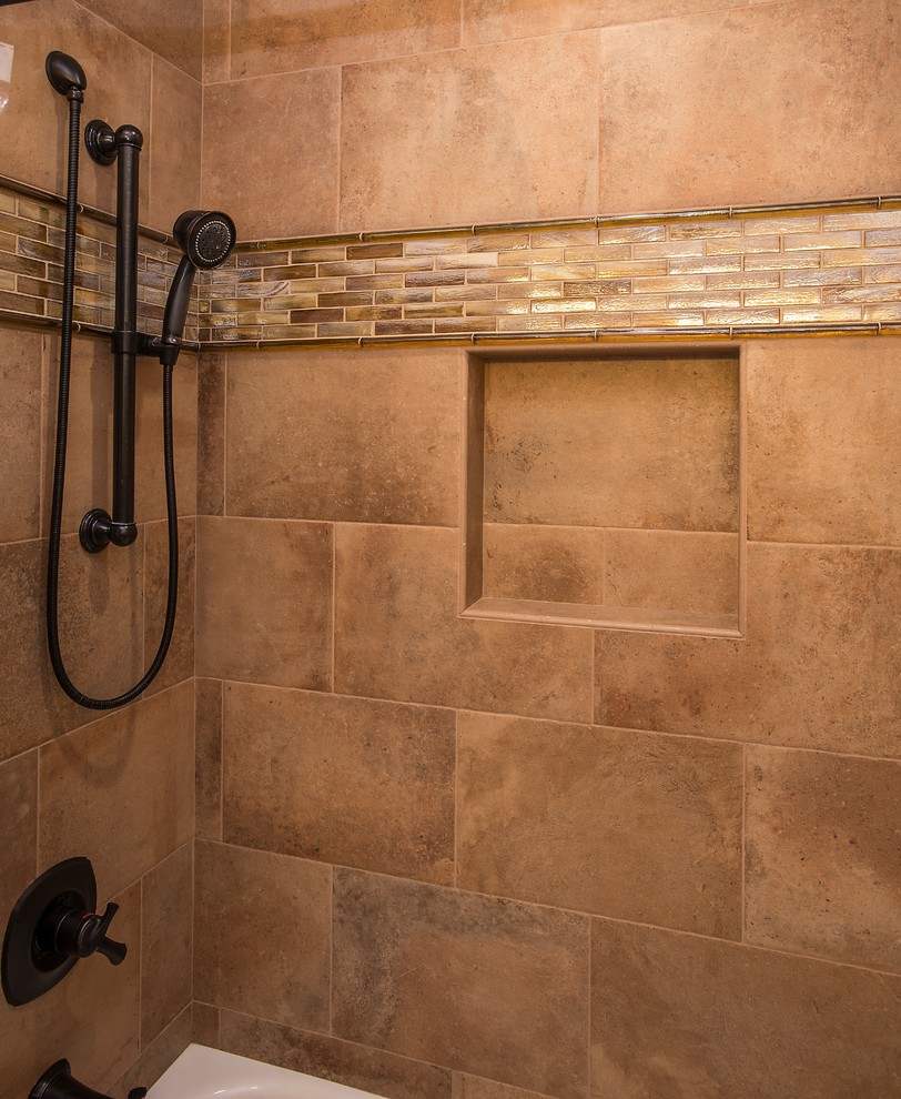 Idéer för att renovera ett stort funkis en-suite badrum, med ett nedsänkt handfat, luckor med upphöjd panel, skåp i mellenmörkt trä, granitbänkskiva, en öppen dusch, brun kakel, keramikplattor, beige väggar och klinkergolv i keramik