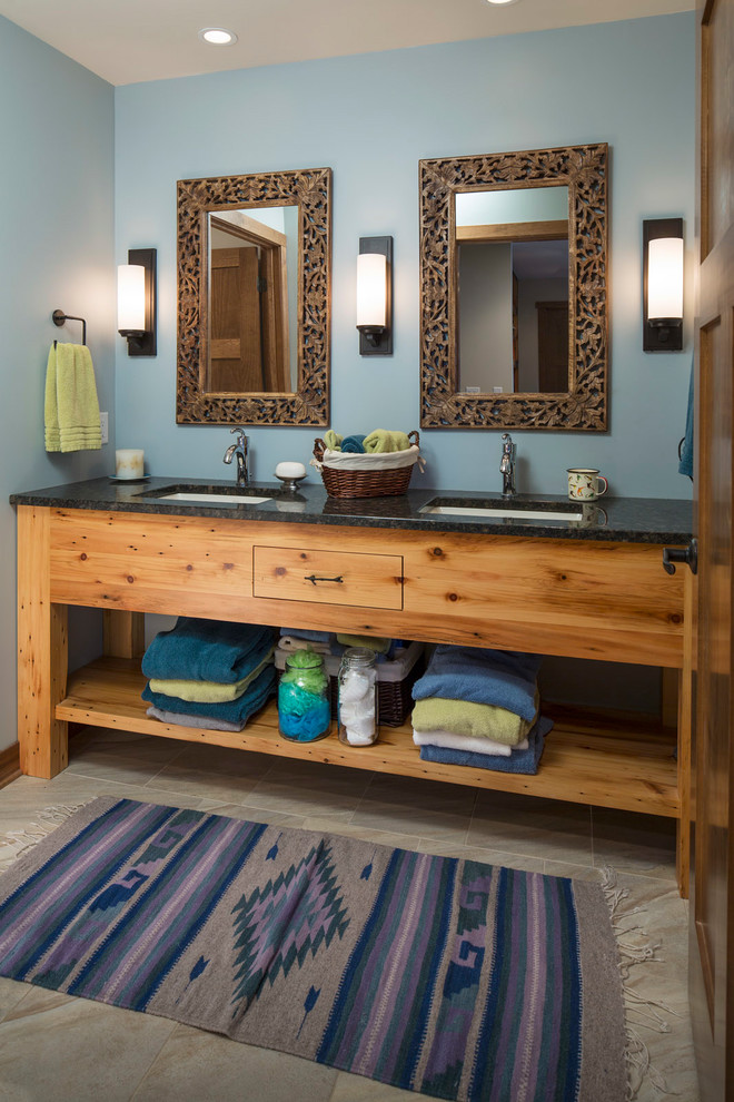 Rustik inredning av ett stort en-suite badrum, med släta luckor, skåp i mellenmörkt trä, blå väggar, klinkergolv i keramik, ett undermonterad handfat, granitbänkskiva och beiget golv