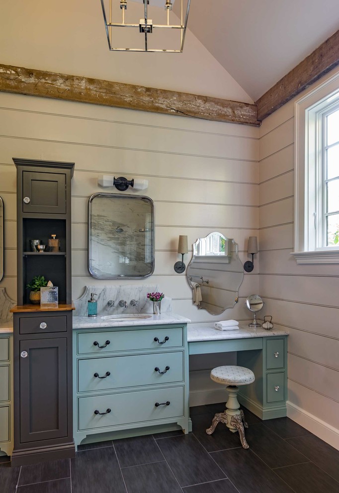 Exempel på ett mellanstort lantligt en-suite badrum, med möbel-liknande, gröna skåp, en dubbeldusch, vit kakel, marmorkakel, klinkergolv i keramik, ett undermonterad handfat, marmorbänkskiva, svart golv och med dusch som är öppen