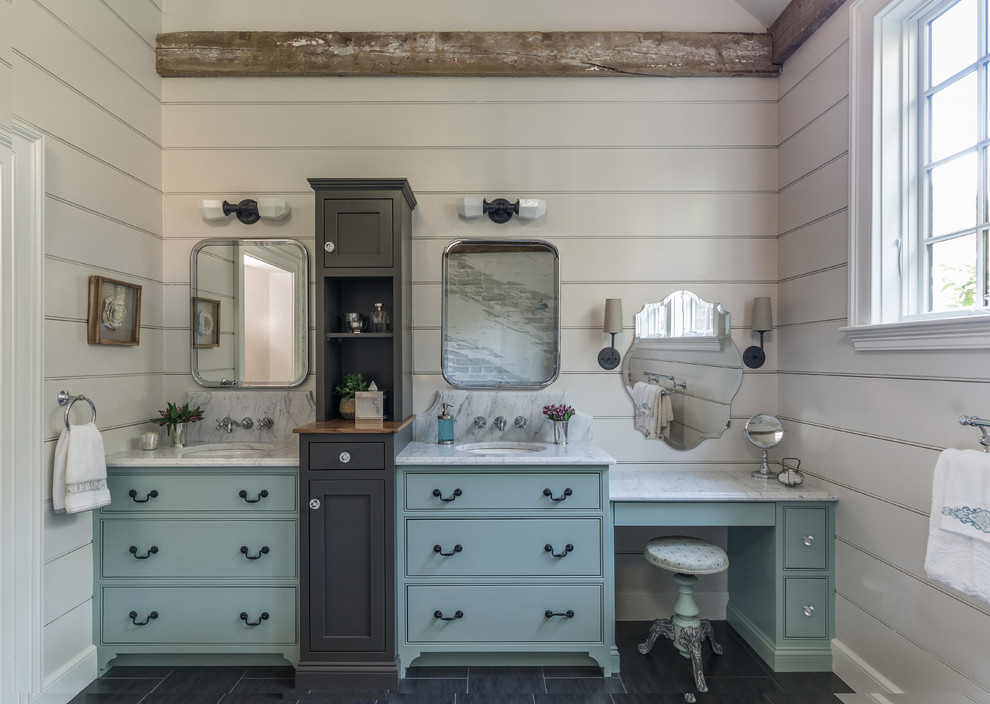 Inredning av ett lantligt mellanstort en-suite badrum, med gröna skåp, en dubbeldusch, vit kakel, marmorkakel, klinkergolv i keramik, ett undermonterad handfat, marmorbänkskiva, svart golv, med dusch som är öppen och luckor med profilerade fronter
