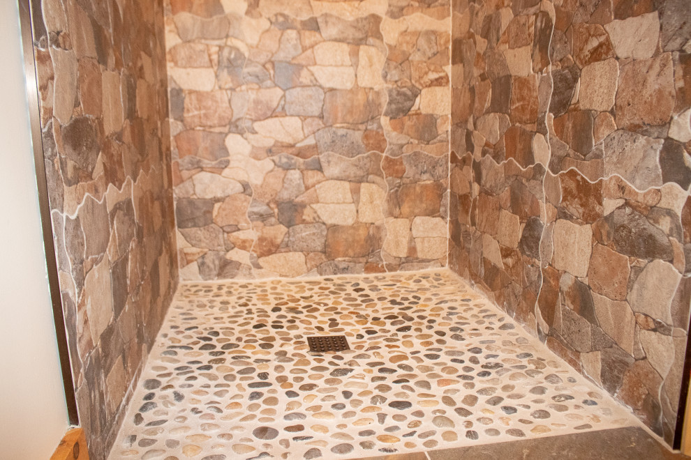 Exempel på ett rustikt badrum