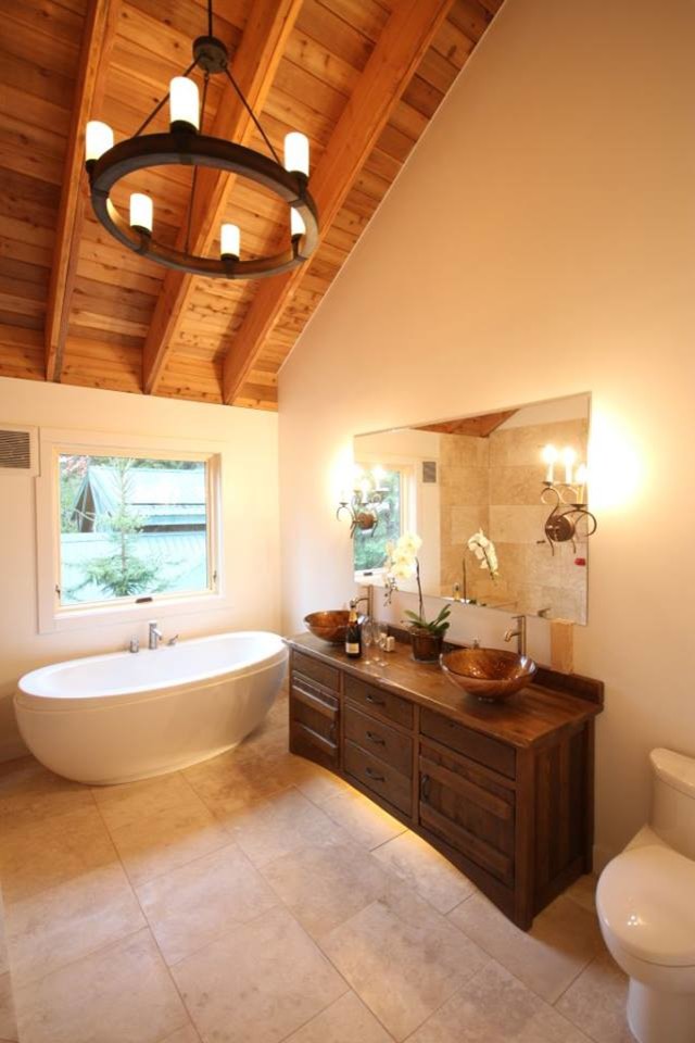 Esempio di una stanza da bagno stile rurale con ante lisce e ante in legno scuro