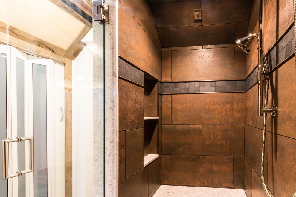 Cette image montre une douche en alcôve principale chalet de taille moyenne avec une cabine de douche à porte battante.