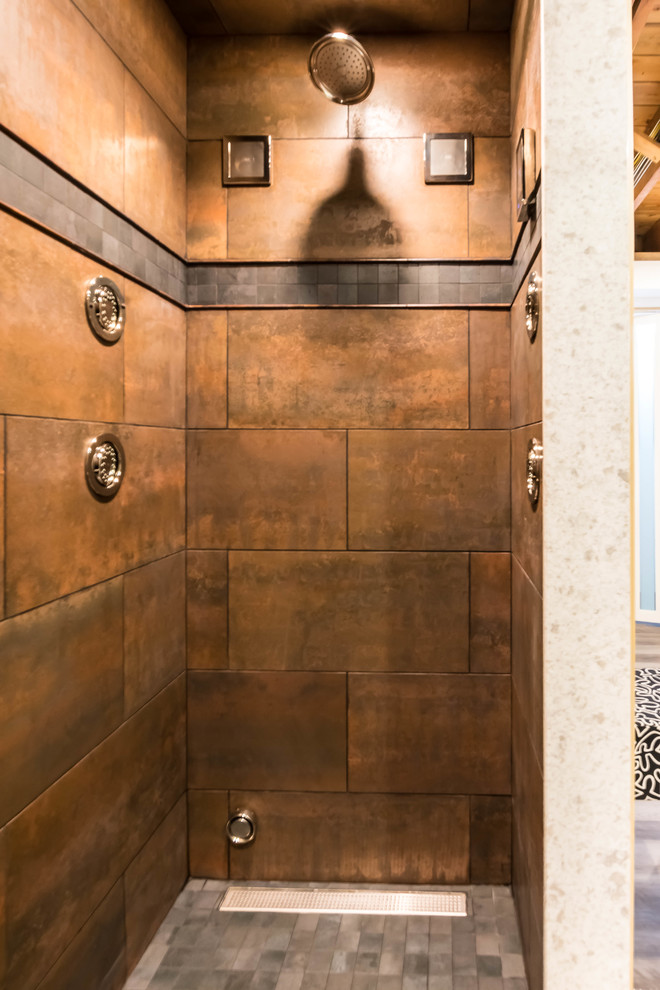 Inspiration för ett mellanstort rustikt en-suite badrum, med en dusch i en alkov, beige väggar, vinylgolv, brunt golv och dusch med gångjärnsdörr