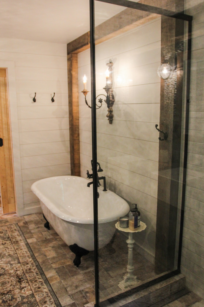 На фото: большая ванная комната в стиле рустика с фасадами с декоративным кантом, черными фасадами, ванной на ножках, открытым душем, каменной плиткой, накладной раковиной и открытым душем