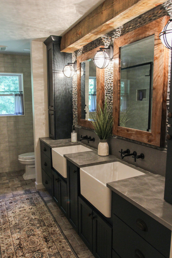 Idéer för ett stort rustikt badrum, med luckor med profilerade fronter, svarta skåp, ett badkar med tassar, en öppen dusch, stenkakel, ett nedsänkt handfat och med dusch som är öppen