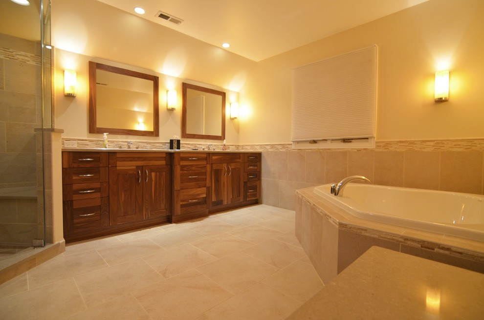 Idées déco pour une salle de bain classique en bois brun avec un lavabo encastré, un placard à porte shaker, un plan de toilette en quartz modifié, une baignoire posée, une douche d'angle, WC séparés, un carrelage beige et des carreaux de porcelaine.