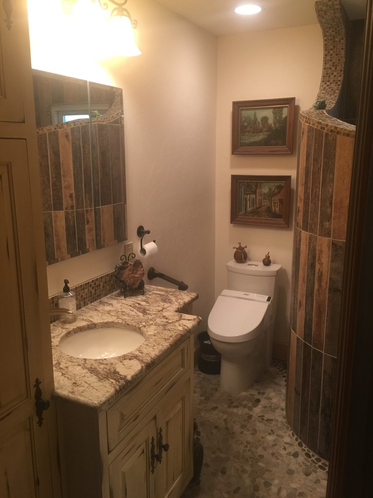 Foto på ett rustikt badrum