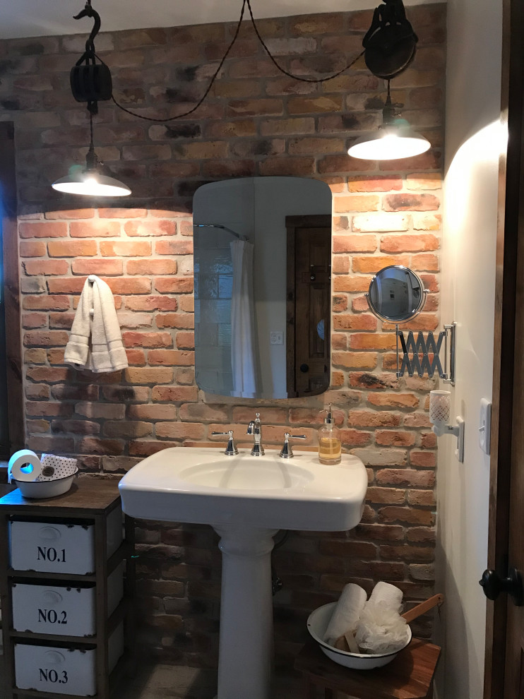 Пример оригинального дизайна: детская ванная комната среднего размера в стиле рустика с угловой ванной, душем над ванной, раздельным унитазом, белыми стенами, раковиной с пьедесталом, разноцветным полом, белой столешницей, тумбой под одну раковину и кирпичными стенами