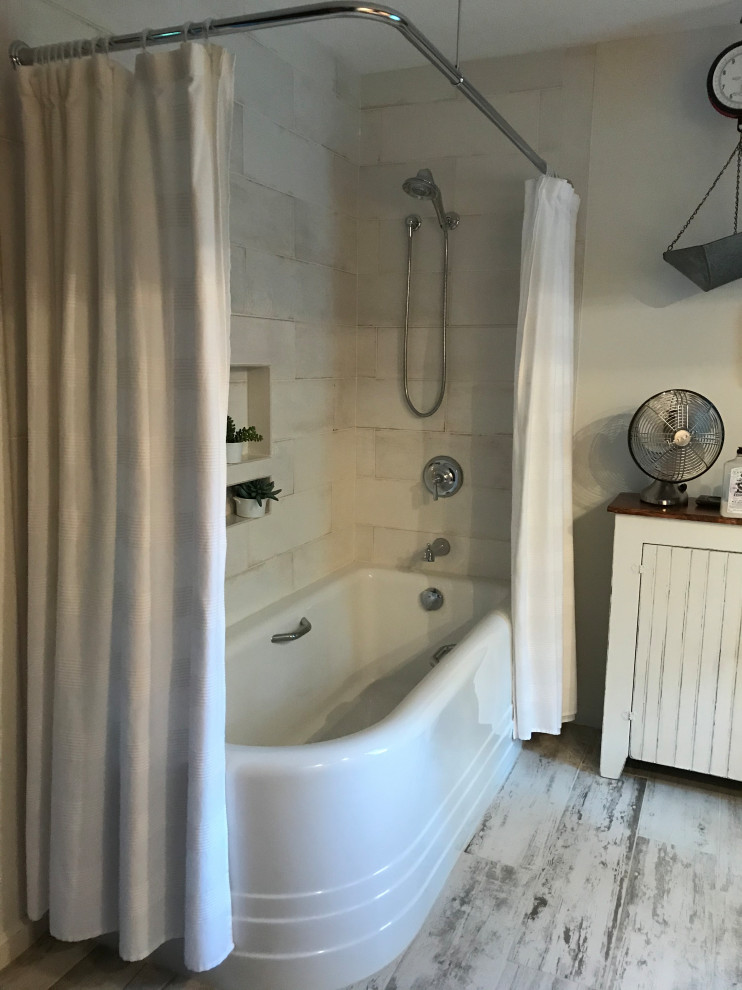Foto på ett mellanstort rustikt vit badrum för barn, med ett hörnbadkar, en dusch/badkar-kombination, en toalettstol med separat cisternkåpa, vit kakel, keramikplattor, vita väggar, klinkergolv i porslin, ett piedestal handfat, flerfärgat golv och dusch med duschdraperi