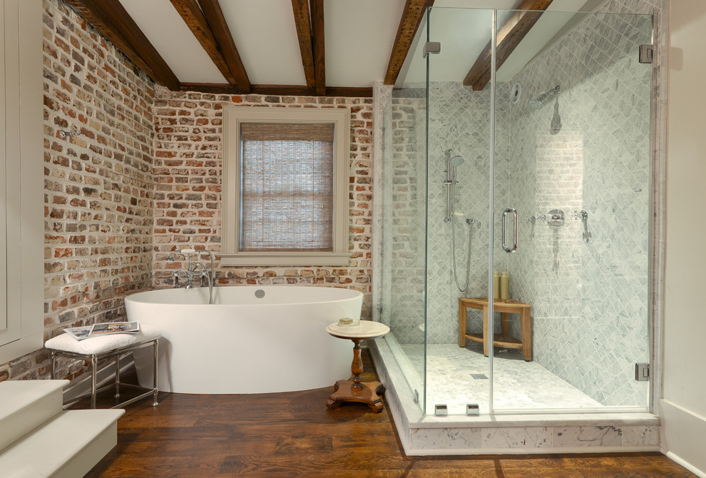 Bild på ett rustikt badrum, med ett fristående badkar, en hörndusch, grå kakel, vita väggar och mellanmörkt trägolv