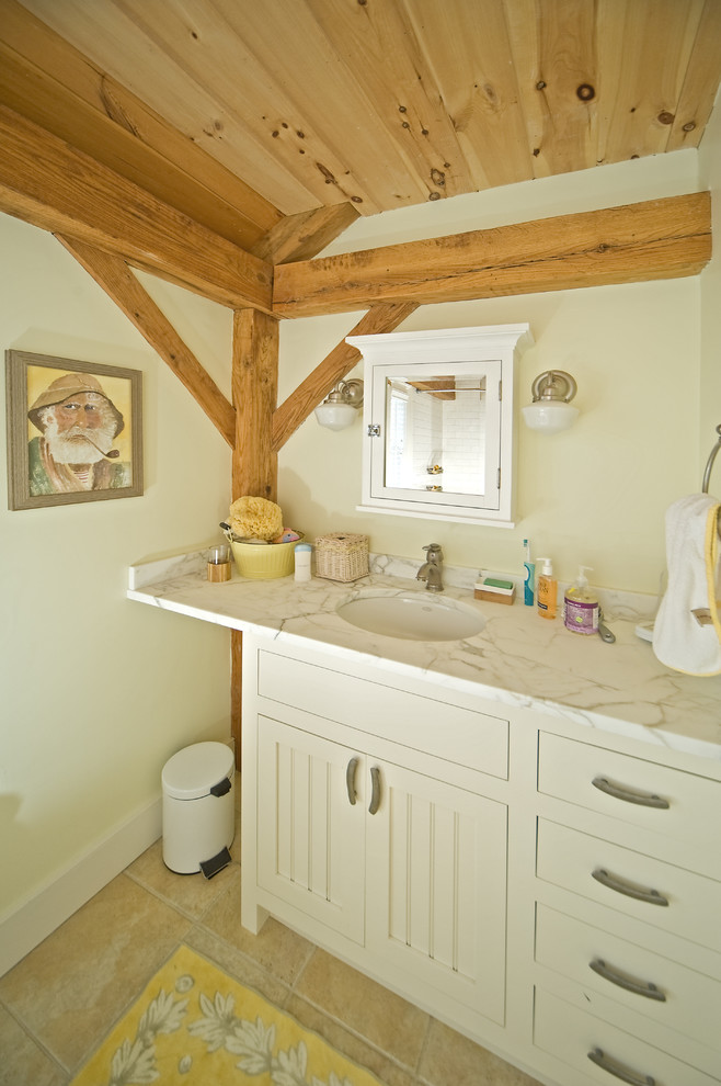 Modelo de cuarto de baño rural con encimera de mármol y lavabo bajoencimera