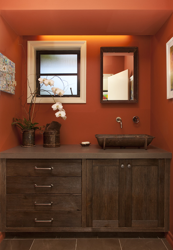 На фото: ванная комната в стиле рустика с настольной раковиной и оранжевыми стенами с