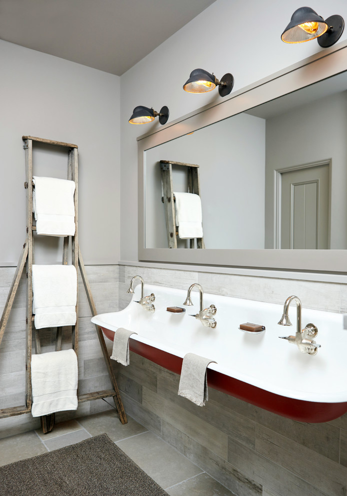 Источник вдохновения для домашнего уюта: детская ванная комната в стиле рустика с серыми стенами и раковиной с несколькими смесителями