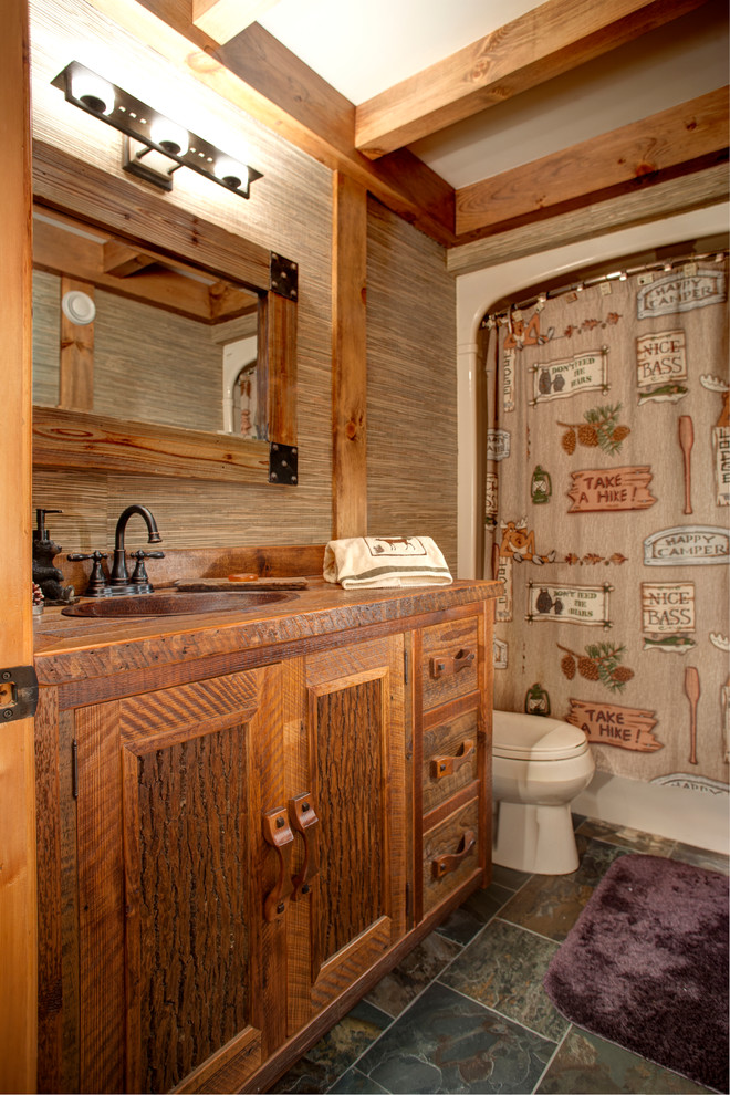 Ispirazione per una stanza da bagno rustica con lavabo da incasso, ante in legno scuro, vasca ad alcova e vasca/doccia