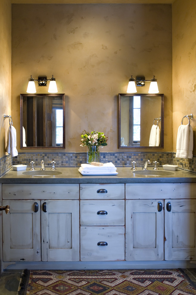 Источник вдохновения для домашнего уюта: ванная комната в стиле рустика с врезной раковиной и столешницей из бетона