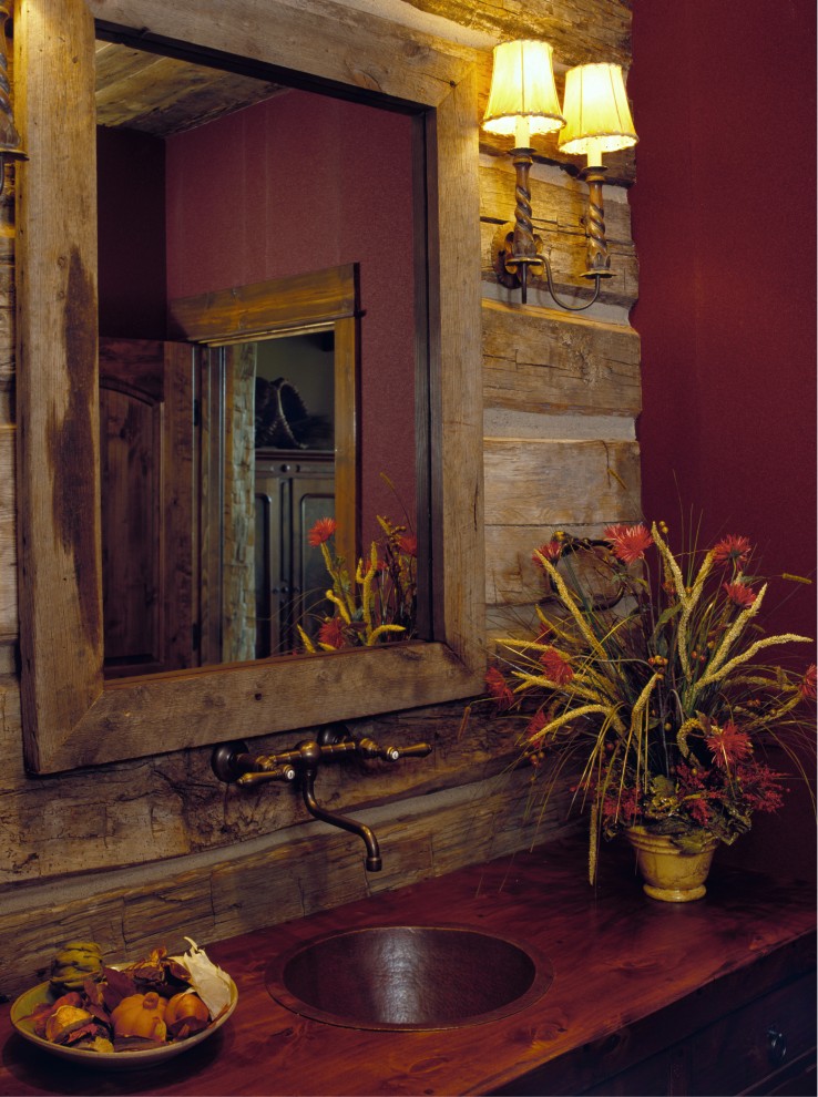 Пример оригинального дизайна: ванная комната в стиле рустика с столешницей из дерева и коричневой столешницей