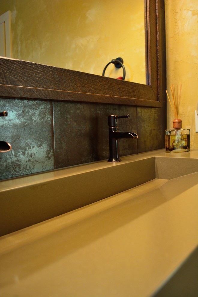 Exempel på ett mellanstort rustikt badrum, med ett avlångt handfat, släta luckor, skåp i slitet trä, bänkskiva i akrylsten, en dusch/badkar-kombination, en toalettstol med separat cisternkåpa, beige kakel, keramikplattor, beige väggar och klinkergolv i porslin