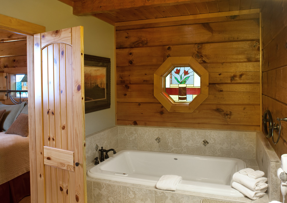 Immagine di una stanza da bagno stile rurale con vasca ad alcova e piastrelle grigie