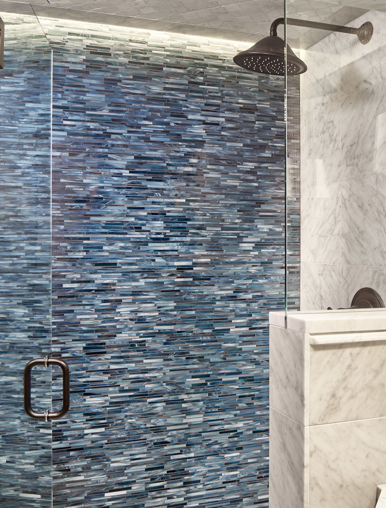 Diseño de cuarto de baño rústico con baldosas y/o azulejos azules y azulejos en listel