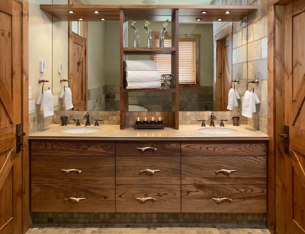 Foto de cuarto de baño rústico con lavabo bajoencimera, armarios con paneles lisos, baldosas y/o azulejos beige y puertas de armario de madera en tonos medios