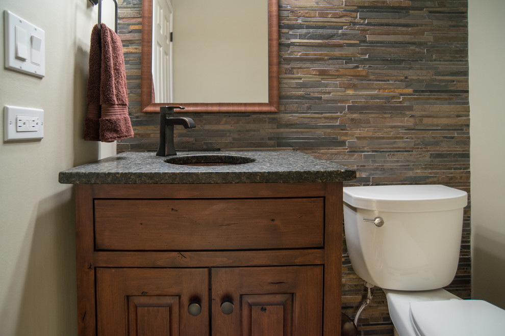 Idéer för att renovera ett litet rustikt badrum, med ett undermonterad handfat, skåp i mellenmörkt trä, granitbänkskiva, en toalettstol med separat cisternkåpa, gröna väggar, brun kakel och luckor med upphöjd panel