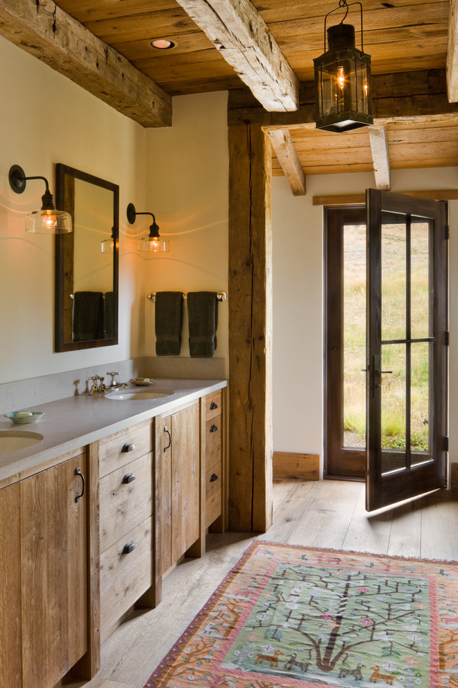 Идея дизайна: большая ванная комната в стиле рустика с врезной раковиной, плоскими фасадами, фасадами цвета дерева среднего тона, белыми стенами и паркетным полом среднего тона