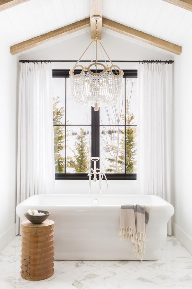 Modelo de cuarto de baño rústico grande con bañera exenta, suelo blanco y paredes blancas