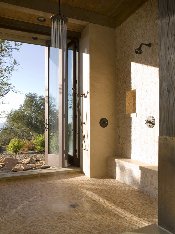 Пример оригинального дизайна: ванная комната в стиле рустика с открытым душем, плиткой мозаикой, полом из мозаичной плитки, бежевой плиткой и открытым душем