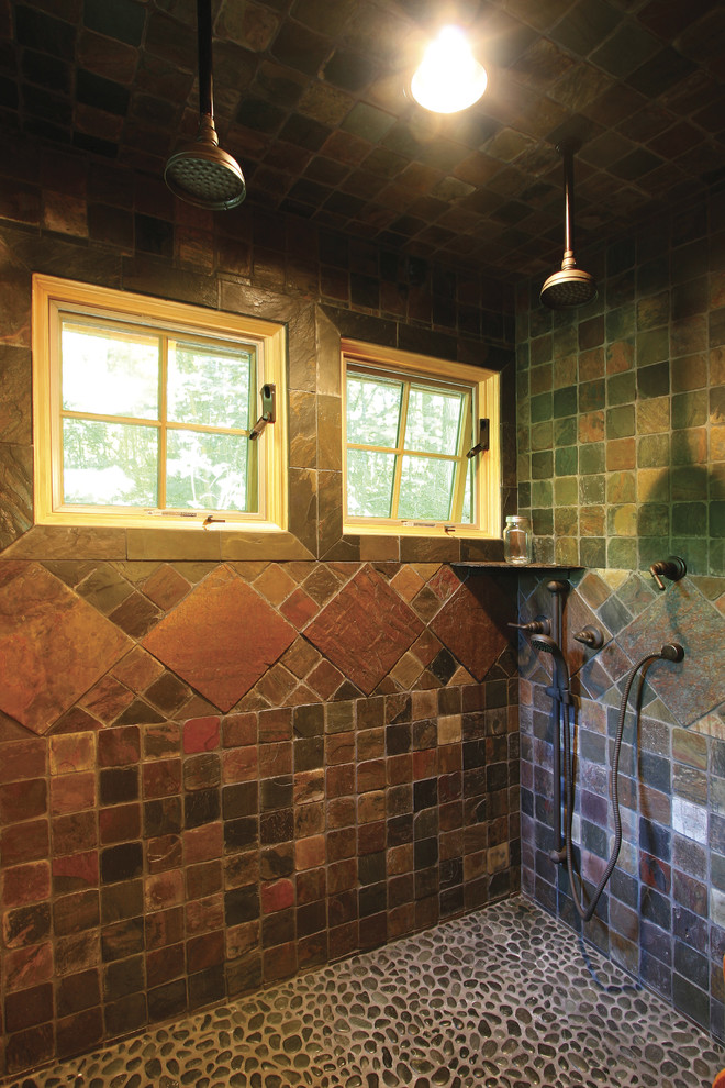 Immagine di una stanza da bagno rustica di medie dimensioni con doccia doppia, piastrelle multicolore, pareti marroni e piastrelle in ardesia