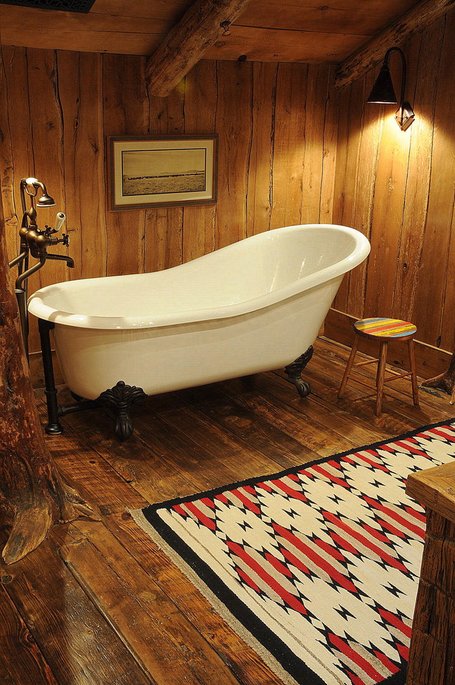 Immagine di una stanza da bagno rustica con vasca con piedi a zampa di leone