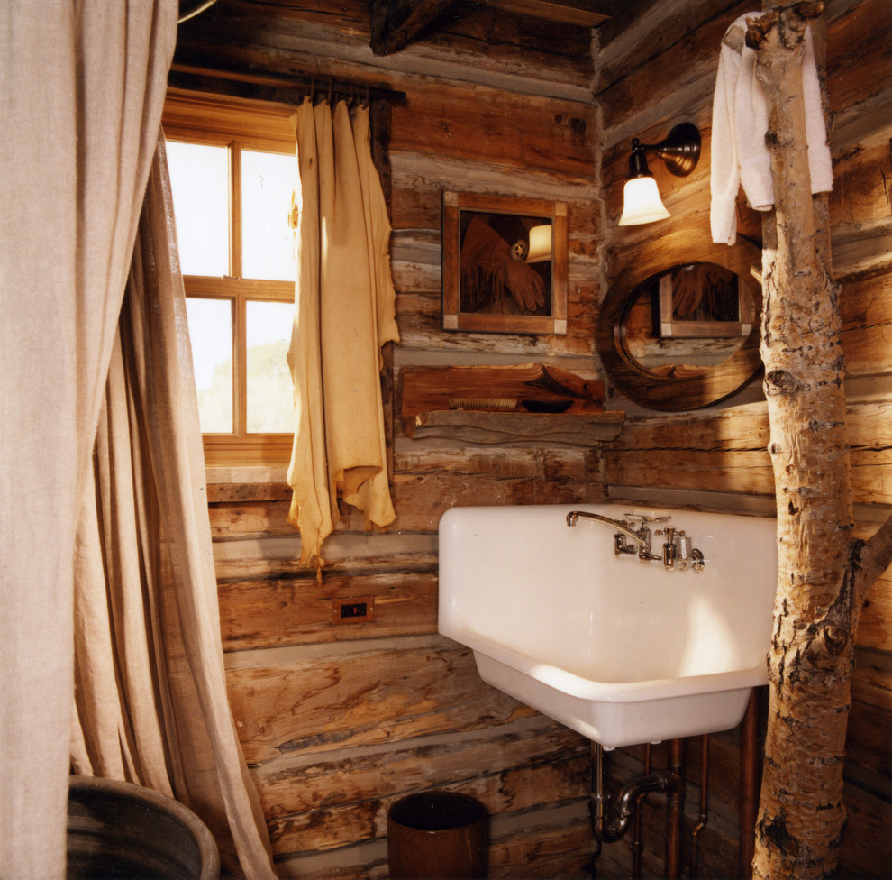 Inspiration för ett rustikt badrum, med ett väggmonterat handfat