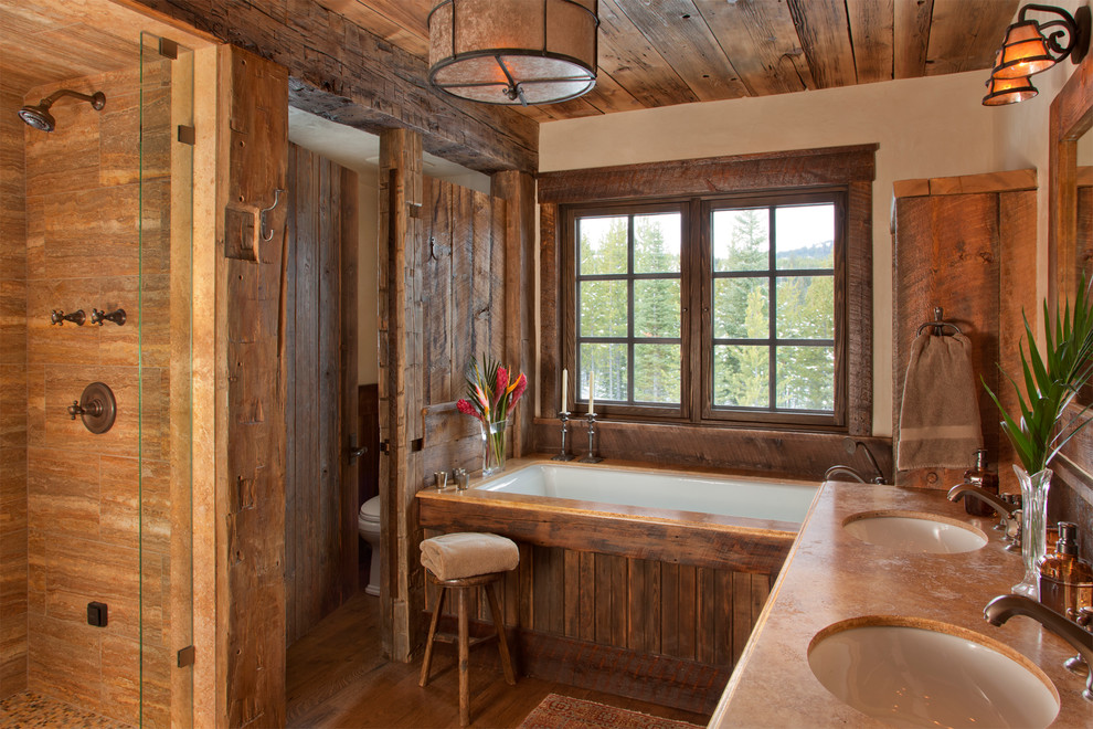 Пример оригинального дизайна: ванная комната в деревянном доме в стиле рустика с ванной в нише и душем в нише
