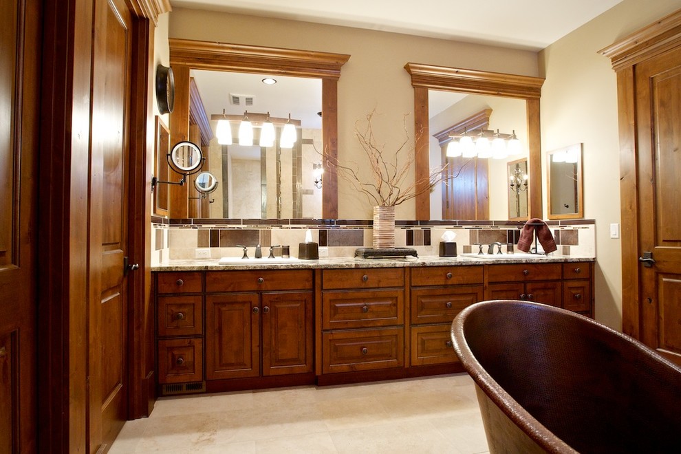 Exempel på ett rustikt badrum, med ett nedsänkt handfat, luckor med upphöjd panel, skåp i mellenmörkt trä, ett fristående badkar och flerfärgad kakel