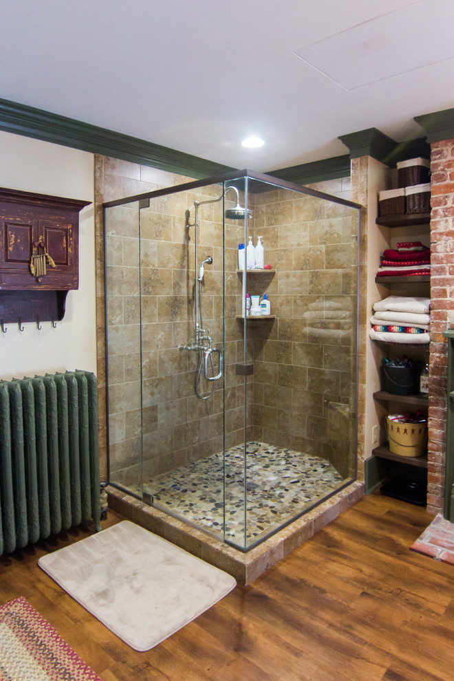 Foto de cuarto de baño principal, rústico, grande, con armarios tipo mueble, puertas de armario beige, bañera exenta, ducha esquinera, sanitario de dos piezas, paredes beige, suelo de madera en tonos medios, lavabo bajoencimera, encimera de acrílico y ducha con puerta con bisagras