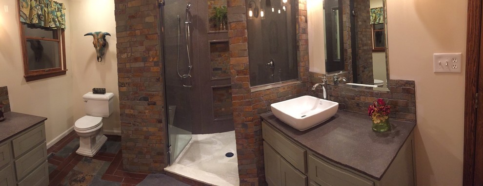 Cette image montre une salle de bain principale sud-ouest américain de taille moyenne avec un placard à porte shaker, des portes de placards vertess, une douche d'angle, WC séparés, un carrelage multicolore, un carrelage de pierre, un mur beige, un sol en ardoise, une vasque et un plan de toilette en surface solide.