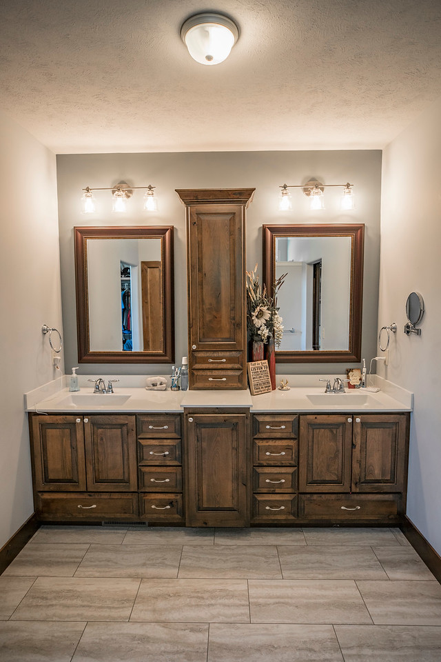Mittelgroßes Uriges Badezimmer En Suite mit profilierten Schrankfronten, braunen Schränken, grauer Wandfarbe, Keramikboden, Onyx-Waschbecken/Waschtisch und beigem Boden in Wichita