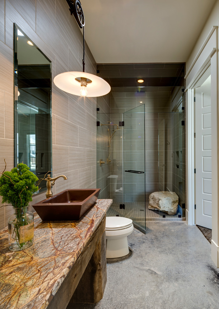Idée de décoration pour une salle de bain chalet en bois vieilli de taille moyenne avec un placard sans porte, WC séparés, un carrelage gris, des carreaux de céramique, un mur blanc, sol en béton ciré, une vasque et un plan de toilette en granite.