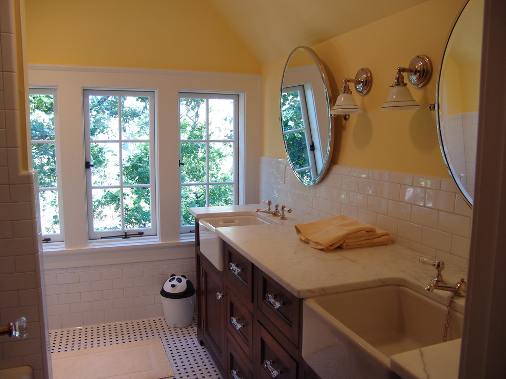 Modelo de cuarto de baño rústico con encimera de mármol y baldosas y/o azulejos en mosaico