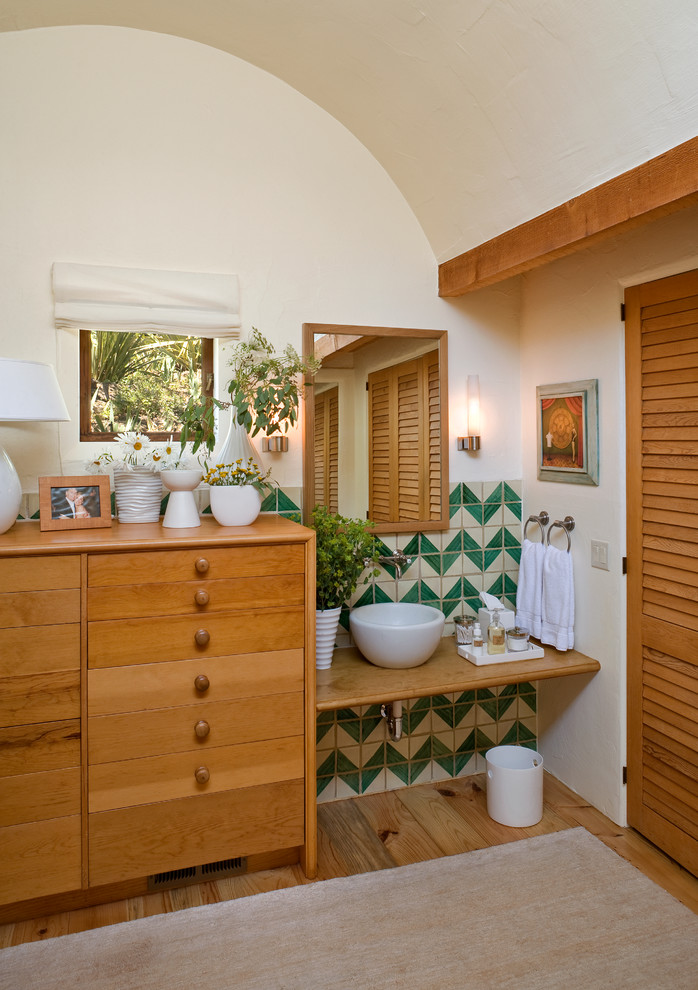 Idéer för ett rustikt badrum, med skåp i mellenmörkt trä, träbänkskiva, grön kakel och ett fristående handfat