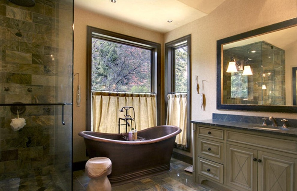 Exempel på ett rustikt badrum, med ett fristående badkar