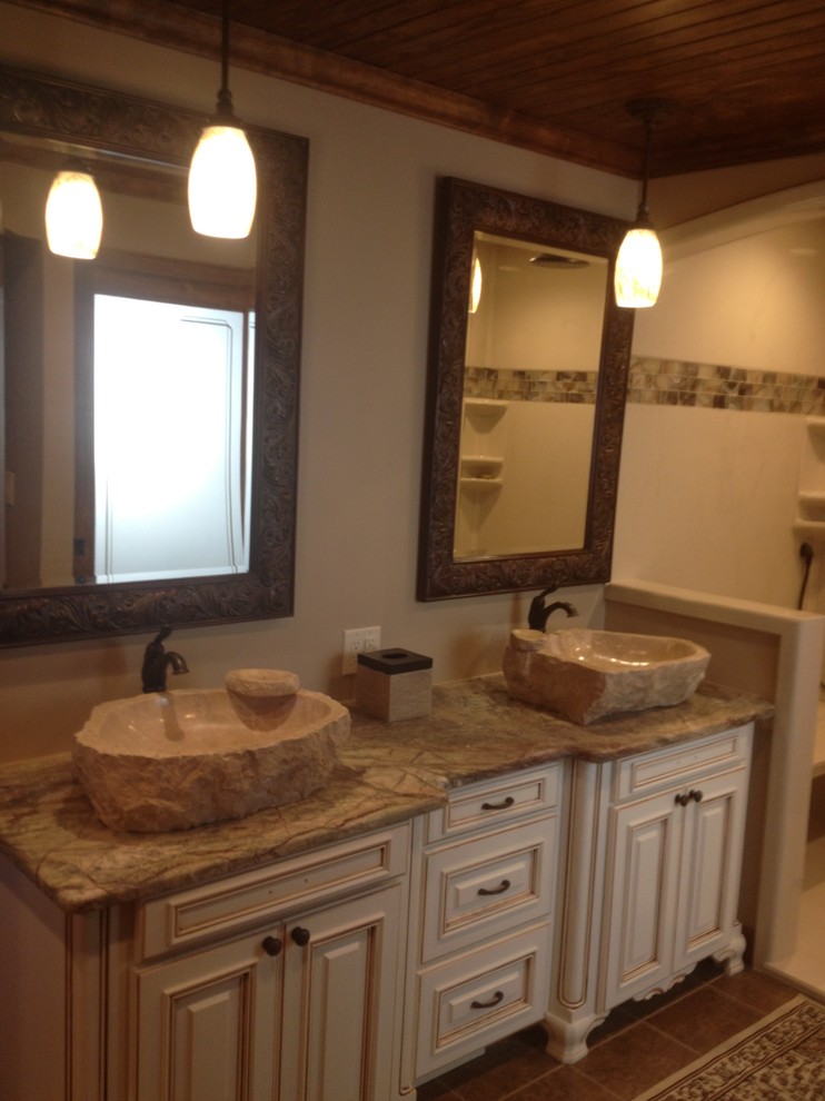 Inredning av ett rustikt stort en-suite badrum, med ett fristående handfat, möbel-liknande, skåp i slitet trä, marmorbänkskiva, ett fristående badkar, en öppen dusch, beige väggar och klinkergolv i keramik