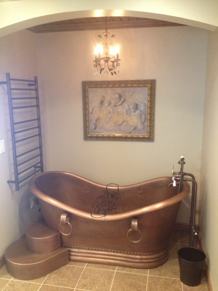 Aménagement d'une grande salle de bain principale montagne en bois vieilli avec une vasque, un placard en trompe-l'oeil, un plan de toilette en marbre, une baignoire indépendante, une douche ouverte, mosaïque, un mur beige et un sol en carrelage de céramique.
