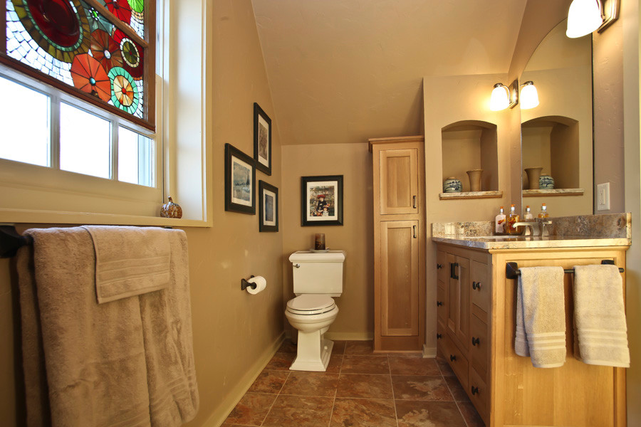 Idéer för att renovera ett funkis badrum, med ett konsol handfat, skåp i shakerstil, skåp i mellenmörkt trä, granitbänkskiva, en toalettstol med separat cisternkåpa, beige kakel, perrakottakakel, beige väggar och klinkergolv i terrakotta