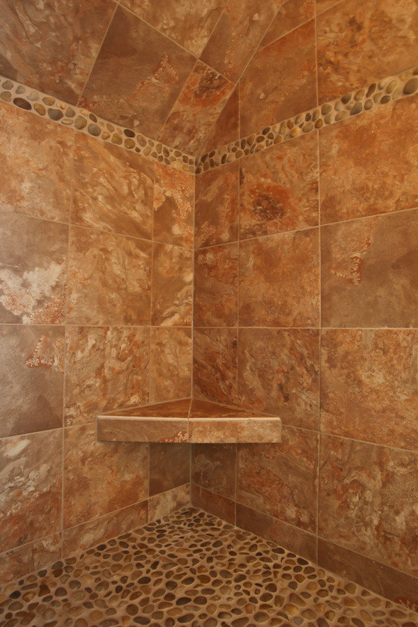 Cette photo montre une salle de bain montagne en bois brun avec un plan vasque, un placard à porte shaker, un plan de toilette en granite, WC séparés, un carrelage beige, des carreaux en terre cuite, un mur beige et tomettes au sol.
