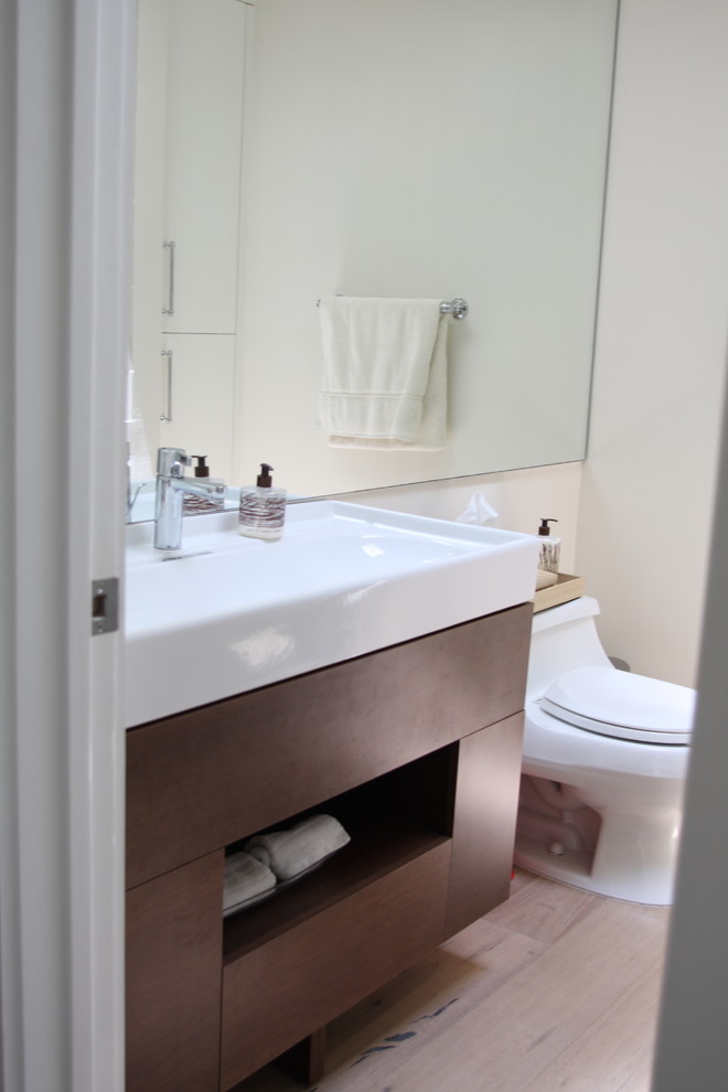 На фото: ванная комната в стиле рустика с душевой кабиной с