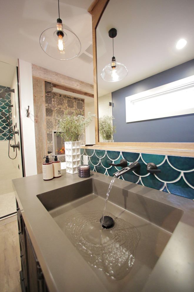 Exemple d'une grande douche en alcôve principale montagne en bois foncé avec un placard à porte persienne, une baignoire indépendante, WC à poser, un carrelage vert, des carreaux de céramique, un mur bleu, parquet clair, un lavabo intégré et un plan de toilette en surface solide.